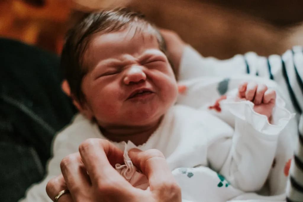 Czy niemowlak je co godzinę? Zrozum powody i normalność tego zachowania