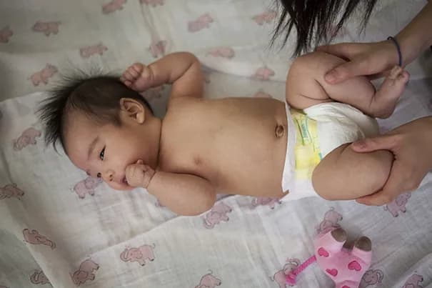 Jak pomóc niemowlakowi zrobić kupę - skuteczne metody na zaparcia