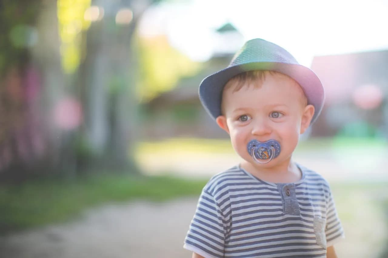 Kiedy zmienić smoczek na większy? Oto znaki, które musisz znać